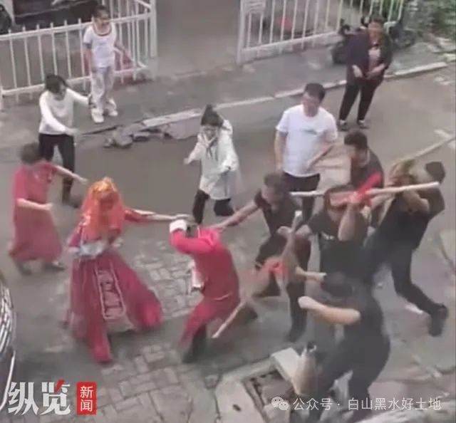 新郎接親時(shí)被人持棍追打！