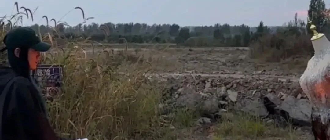 女子空地?zé)榧啠瑸樽约号e辦離婚典禮！