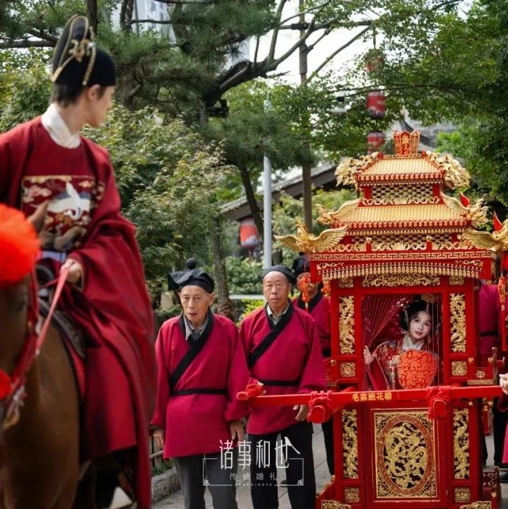 近日，一場(chǎng)明制婚禮在福建晉江五店市傳統(tǒng)街區(qū)舉行。婚禮籌備花了兩年時(shí)間，前后花費(fèi)了200萬(wàn)。
