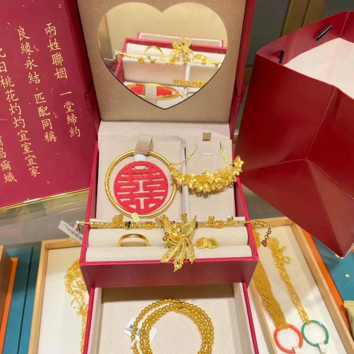 “五一”婚慶市場黃金周再度襲來！婚戀機(jī)構(gòu)咨詢量翻倍增長，四大金剛檔期排至6月份……婚嫁經(jīng)濟(jì)持續(xù)“加熱”中。
