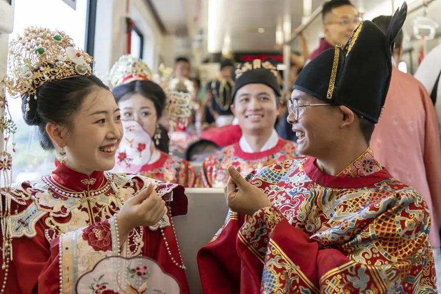 隨著年輕人對(duì)婚禮的理解愈發(fā)開放與創(chuàng)新，不少人開始“爆改”婚禮，婚禮不再是傳統(tǒng)的儀式，而是一場(chǎng)充滿驚喜與歡樂的奇幻派對(duì)。